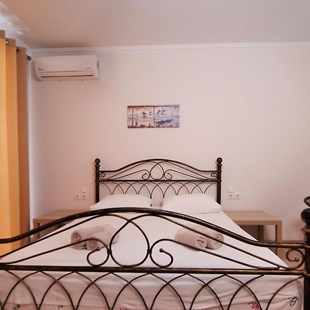 Vironas Hotel Himare Esterno foto
