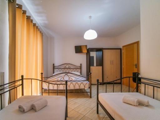 Vironas Hotel Himare Esterno foto