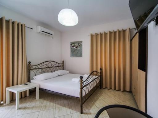 Vironas Hotel Himare Esterno foto