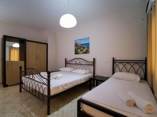 Vironas Hotel Himare Esterno foto