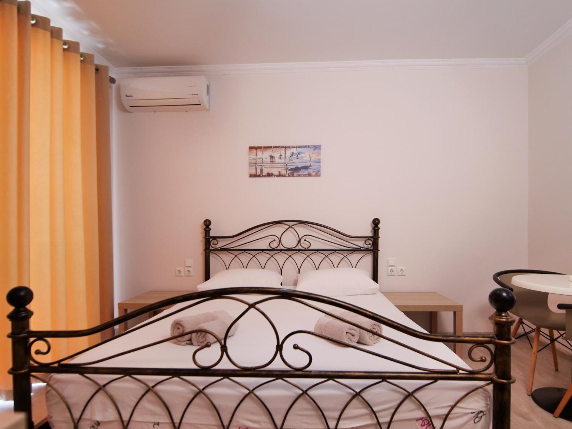Vironas Hotel Himare Esterno foto