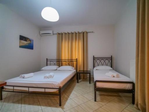 Vironas Hotel Himare Esterno foto